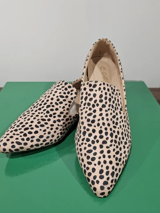 Leopard Print Loafers Size 7.5 BeigeBlack FauxPonyHair Pointed Toe Slip On Flats - Picture 2 of 7
